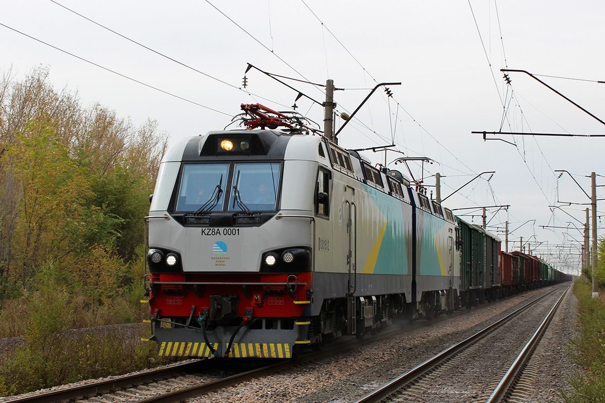 Электровоз с грузовым поездом на железной дороге Казахстана