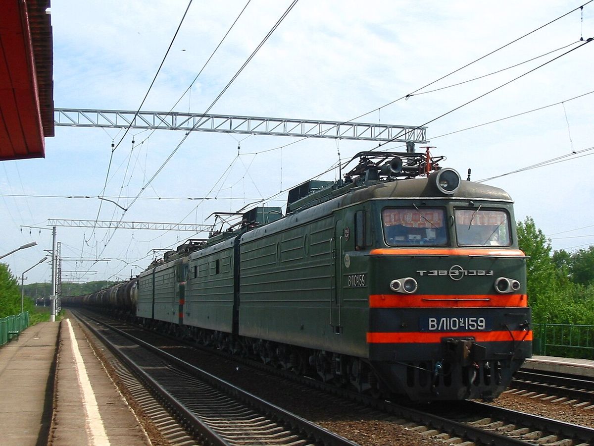 Длинный грузовой поезд с электровозом